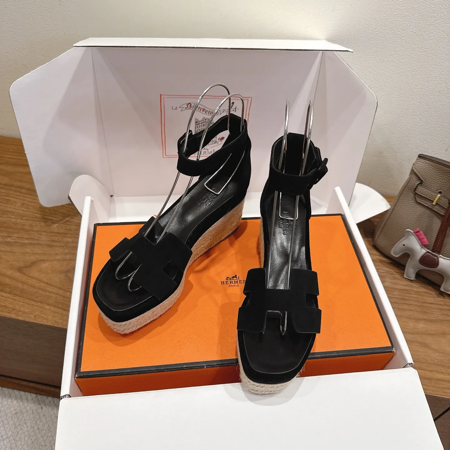 👟👟Ex-factory price 720👟👟 Hermes... a Eclair 2025 new color + popular series, the version is super positive, with a certain thickness, which makes the legs longer! Breathable, comfortable calfskin, spring and summer color matching, this item is both beautiful and comfortable! Channel supply code size: 35-39 can be ordered as 40.41 with airplane box ➕20